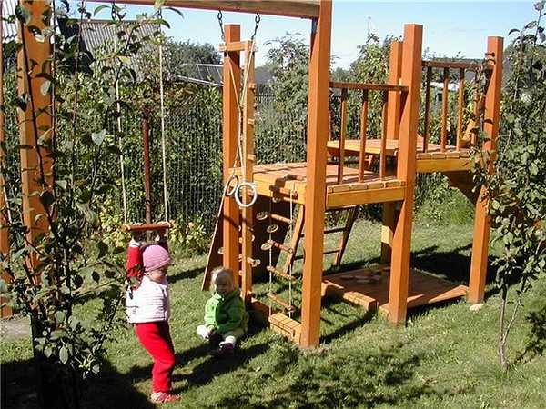 Датска площадка „Направи си сам“ - място за любимото ви потомство да играе на село или в двора