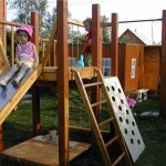 Друг вариант: детска площадка „направи си сам“ с пързалка, висока къща, стена за катерене и пясъчник отдолу