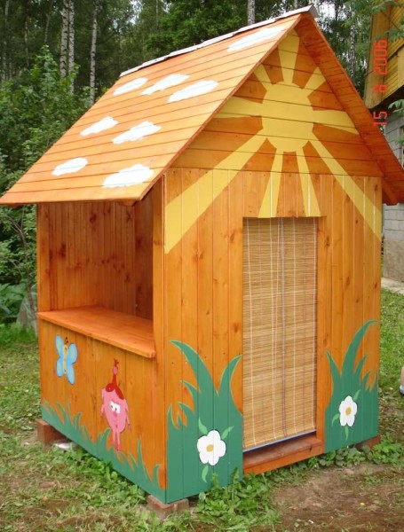En av alternativene for hus for barneleker i landet eller i hagen