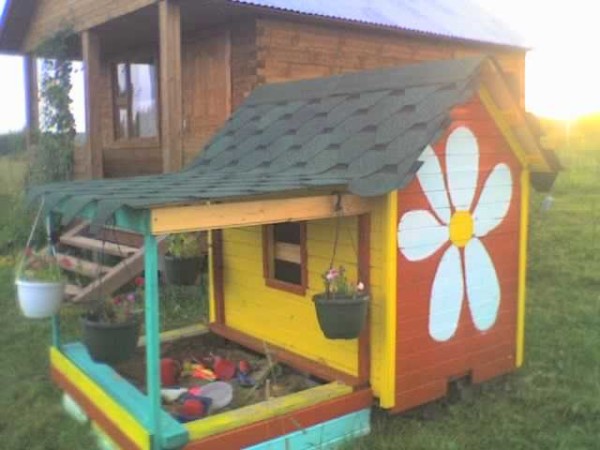 Една от опциите за детска къща с пясъчник под един покрив