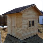Ξύλινο σπίτι για παιδιά, επενδεδυμένο με πρόχειρο