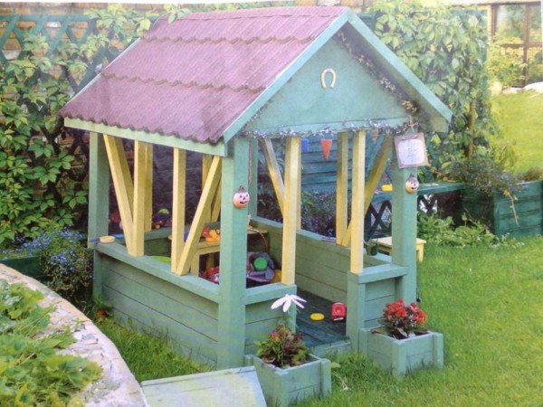 منزل صيفي للأطفال مصنوع من الخشب
