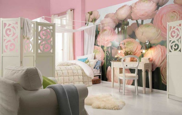 רומנטי: חדר שינה לילדה בפרחים ורודים על הקיר