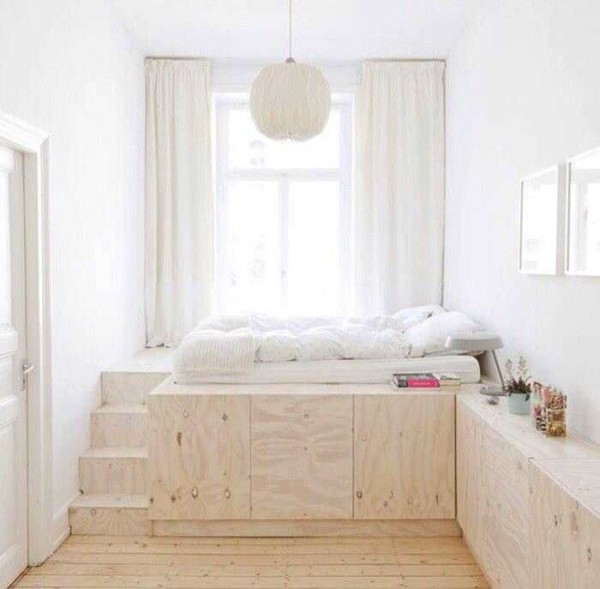 Uma opção interessante para espaços pequenos: um lugar de dormir num pódio alto, que serve de guarda-roupa. Este é o verdadeiro interior de Khrushchev