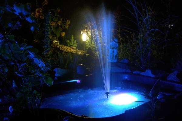 Deze fontein is met de hand gemaakt, net als de verlichting: een waterdichte LED lantaarn met afstandsbediening