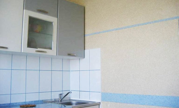 virtuves sienas apdare ar šķidriem tapetēm