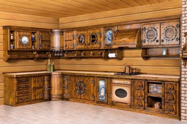 Uma das opções temáticas para móveis de cozinha em madeira: uma cozinha náutica