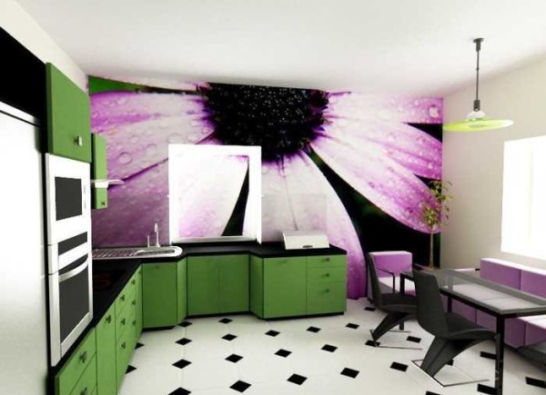 La pared dominante de la cocina está decorada con papel tapiz fotográfico.