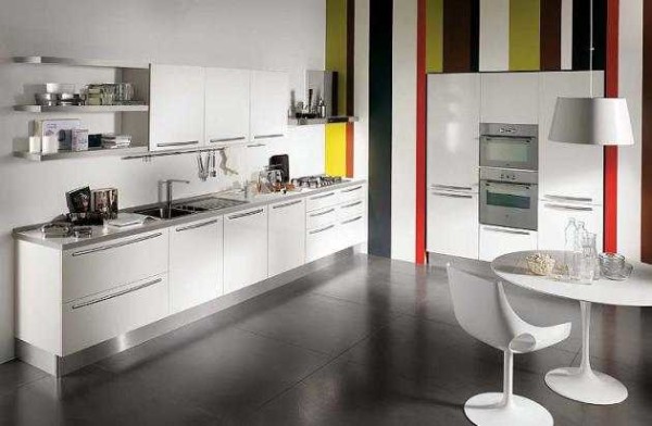 خلفية المطبخ هي بساطتها - هندسة صارمة أو نقش أحادي اللون