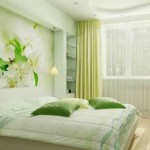 חדר שינה בגוונים ירוקים רכים, שחוזר על עצמו בטפט הצילום