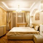 O quarto tem um estilo clássico, a parede oposta à cama é revestida com papel de parede mais brilhante