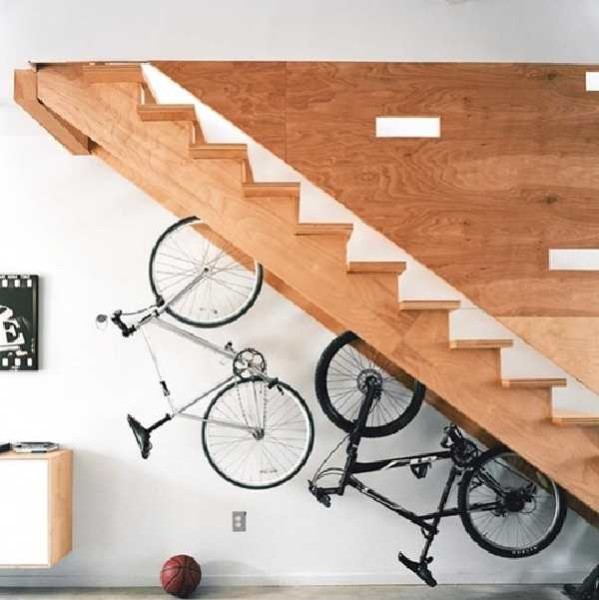 Испод степеништа се могу поставити бицикли или колица