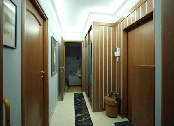 Тамни намештај у уском ходнику надокнађује светло осветљење, али унутрашњост и даље оставља мрачан утисак.