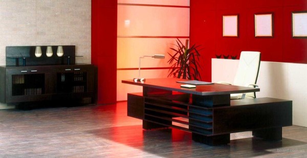 Mobilierul pentru un birou într-o casă sau un apartament este selectat ținând cont de stilul restului spațiilor