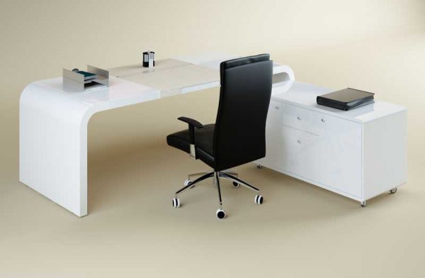 La mesa en forma de letra L es conveniente: puede colocar una gran cantidad de equipos o documentos necesarios