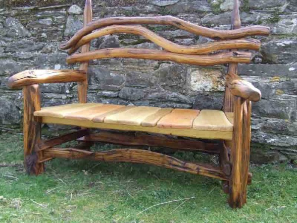 אפשרות לספסל עשוי עץ לגינה או לקוטג 'קיץ