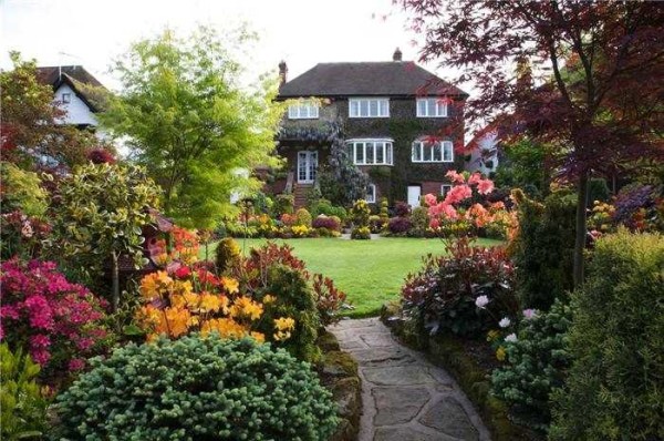 Vegetació exuberant intercalada amb gespes cuidades: signes d’un jardí anglès