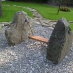 Balanço feito de pedras grandes