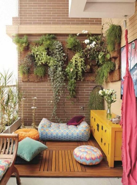 קיר ירוק במרפסת או אכסדרה לפרחים