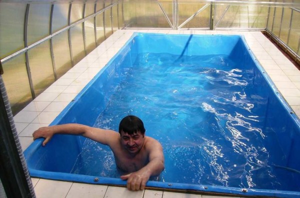 Questa è una piscina fai-da-te nel paese