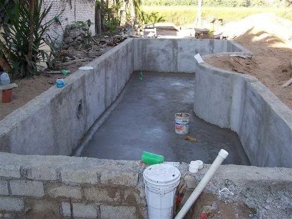 Fase iniziale di costruzione di una piscina stazionaria