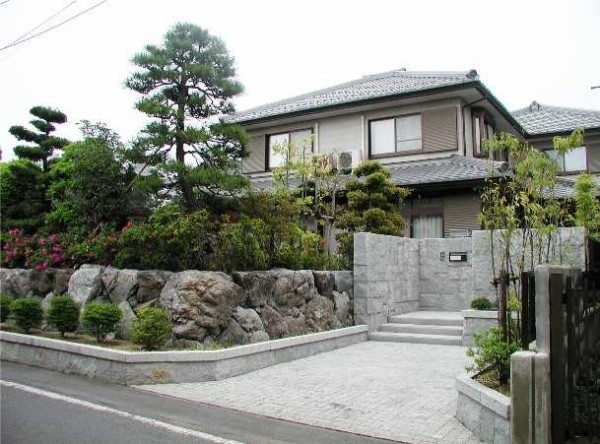 קישוט בסגנון יפני - שפע של אבנים ועצי מחט מעניינים