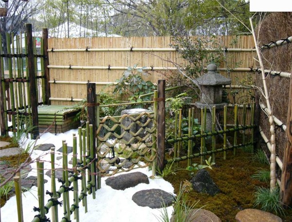 O bambu é tradicionalmente usado. Uma pequena cerca é extremamente fácil de fazer. O bambu também é bom porque não apodrece