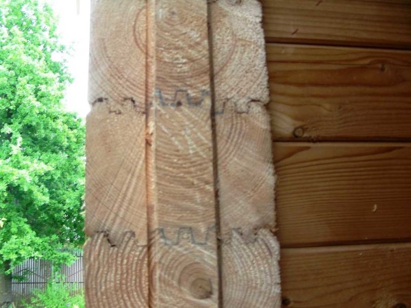 Zwischen dem Holz liegt eine Laminatunterlage