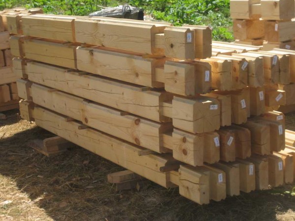 La fusta es doblega en piles ventilades de manera que s’assequi durant el camí