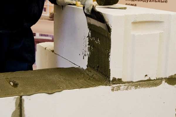 How to apply glue under aerated concrete