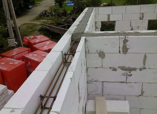 Ett exempel på en förstärkningsbandanordning när du bygger hus från skumblock
