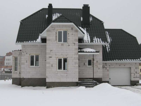 Nền móng cần thiết cho một ngôi nhà làm bằng bê tông khí được quyết định tùy thuộc vào đất trên địa điểm
