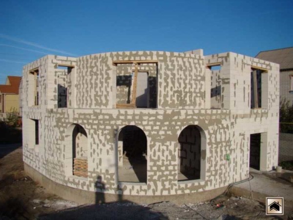 Kulbetong bearbetas enkelt, vilket gör att du kan bygga hus med komplex konfiguration