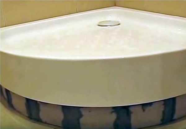 דוגמה למגש מקלחת המותקן על לבנים
