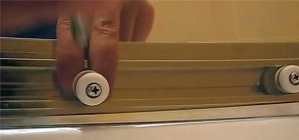 Instalação de cabine de duche: penduramos as portas