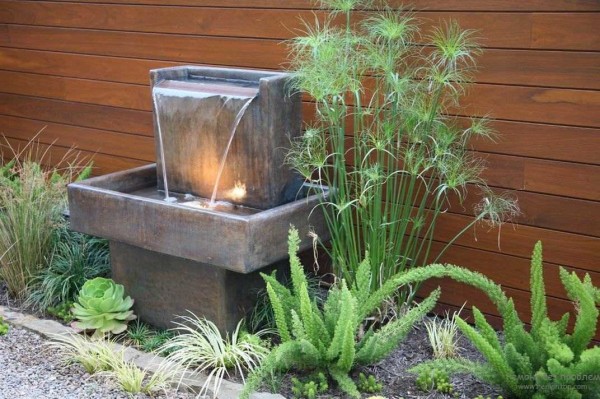 Prachtige fontein voor een zomerresidentie in de stijl van minimalisme of modern