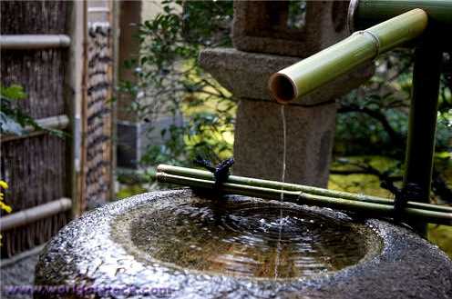 Fonte externa feita de tigela de granito e bambu
