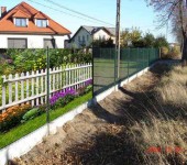 Une grille photo pour une clôture recouvre la clôture transparente, la rendant presque opaque