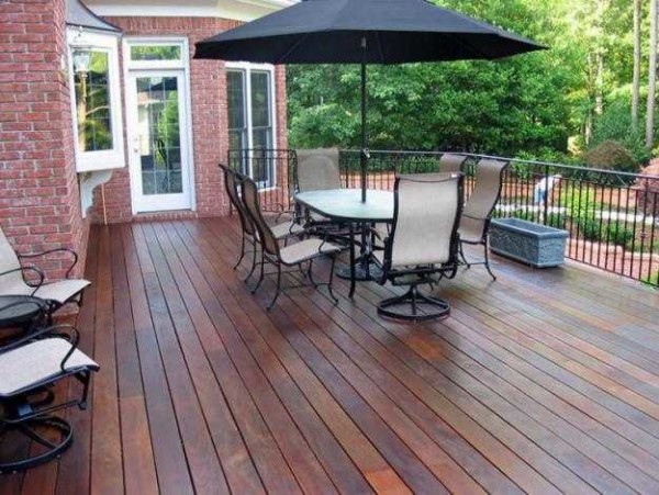 O terraço e o piso da cozinha de verão são feitos de WPC - composto de madeira-polímero