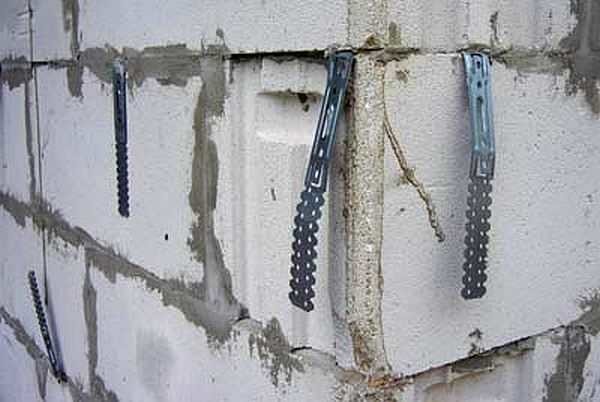 Montažne ploče umetnute u šavove radi povezivanja s opekom od gaziranog betona, ali su pocinčane i nakon nekoliko godina može završiti