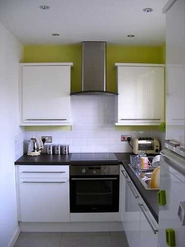Layout av ett litet kök med kylskåp