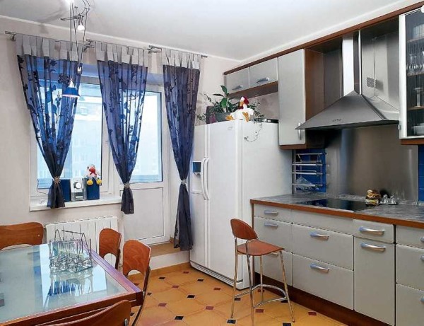 Unusual layout of kitchen cabinets: both drawers and wall cabinets are placed for a reason: everything is thought out