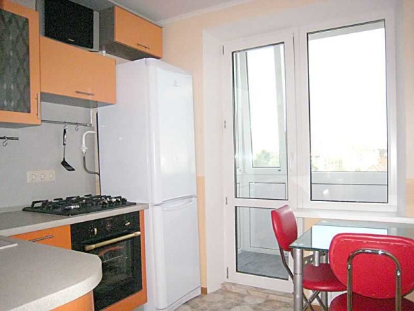 In einer kleinen Küche wird der gesamte verfügbare Wandbereich genutzt.