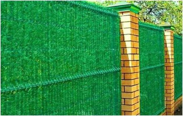 Xarxa de malla de paret verda decorada amb agulles artificials