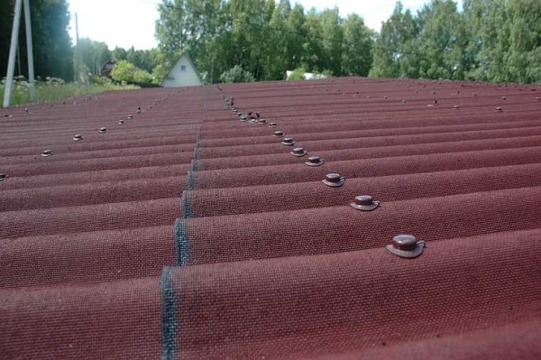 Закрепване на единична релса на покрива на градински навес
