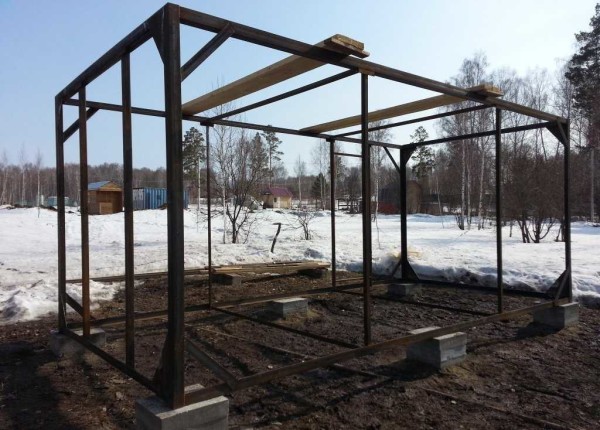 The frame from the metal corner for the change house is ready