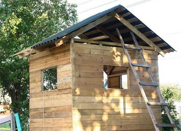 Pabeigta jumta materiāla uzstādīšana uz bērnu nama jumta