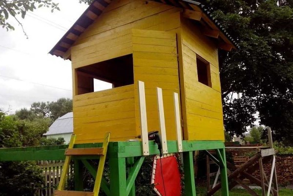 Ang mga rehas ay naka-install sa beranda ng bahay
