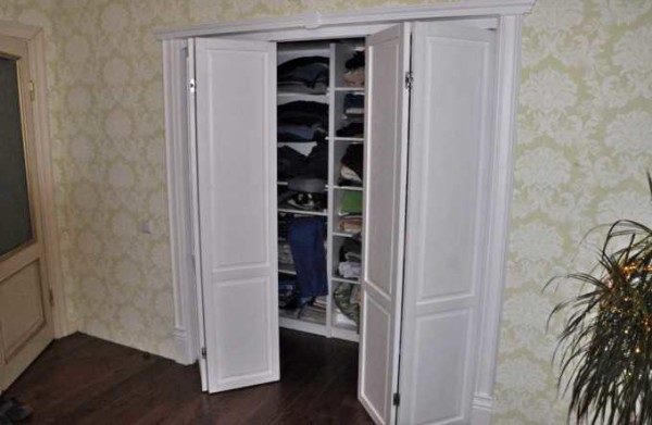 Fällbara dörrar i den inbyggda garderoben: bekväm och funktionell