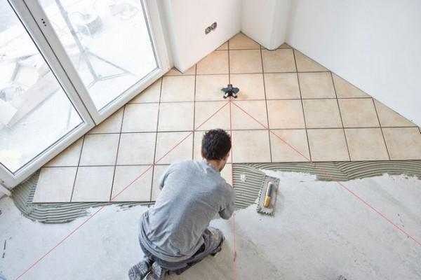 Hur man använder en lasernivå för att installera golvplattor